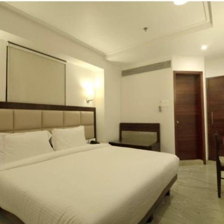 Flagship 83490 Hotel Bently Palace Bombaim Exterior foto