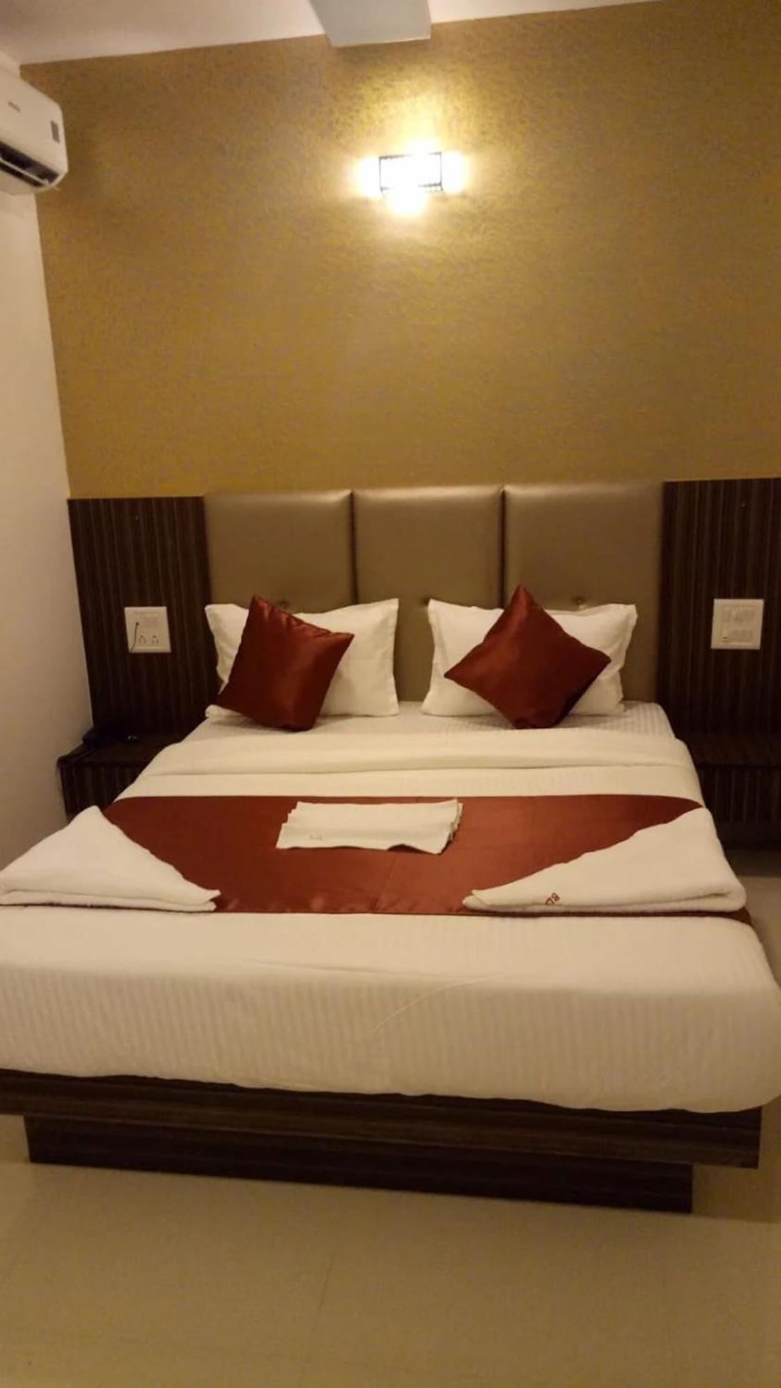 Flagship 83490 Hotel Bently Palace Bombaim Exterior foto